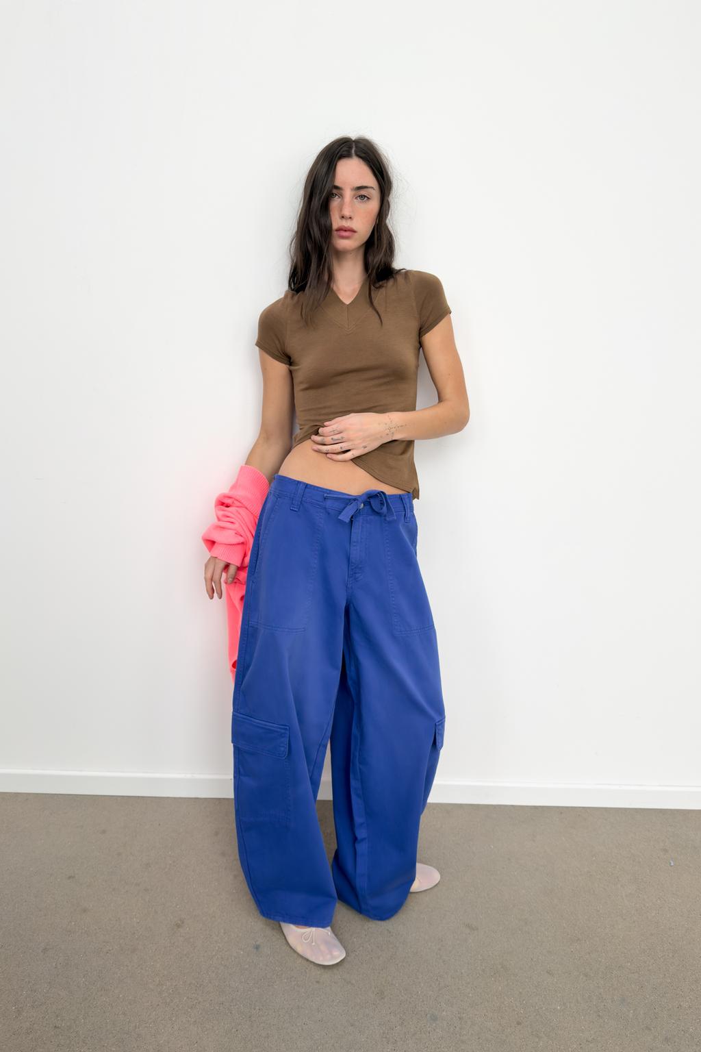 ФУТБОЛКА С V-ОБРАЗНЫМ ВЫРЕЗОМ И АСИММЕТРИЧНЫМ НИЗОМ