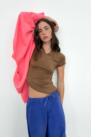 Футболка с V-образным вырезом и асимметричным низом