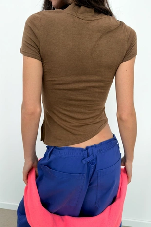 Футболка с V-образным вырезом и асимметричным низом- Заказать в России