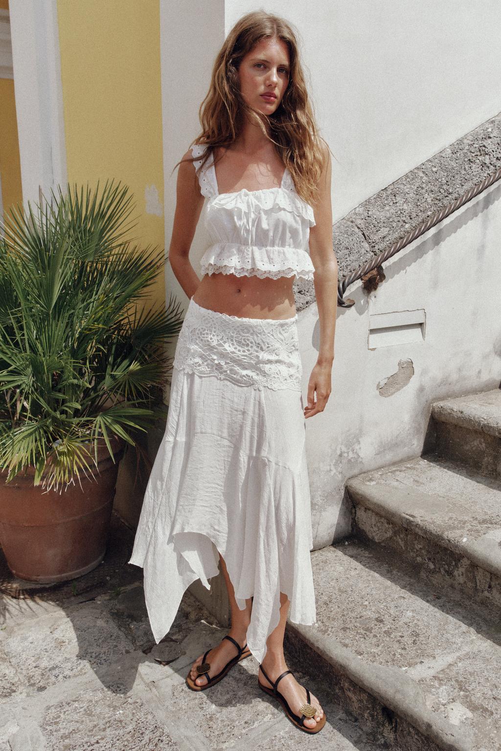 УКОРОЧЕННЫЙ ТОП С АЖУРНОЙ ВЫШИВКОЙ