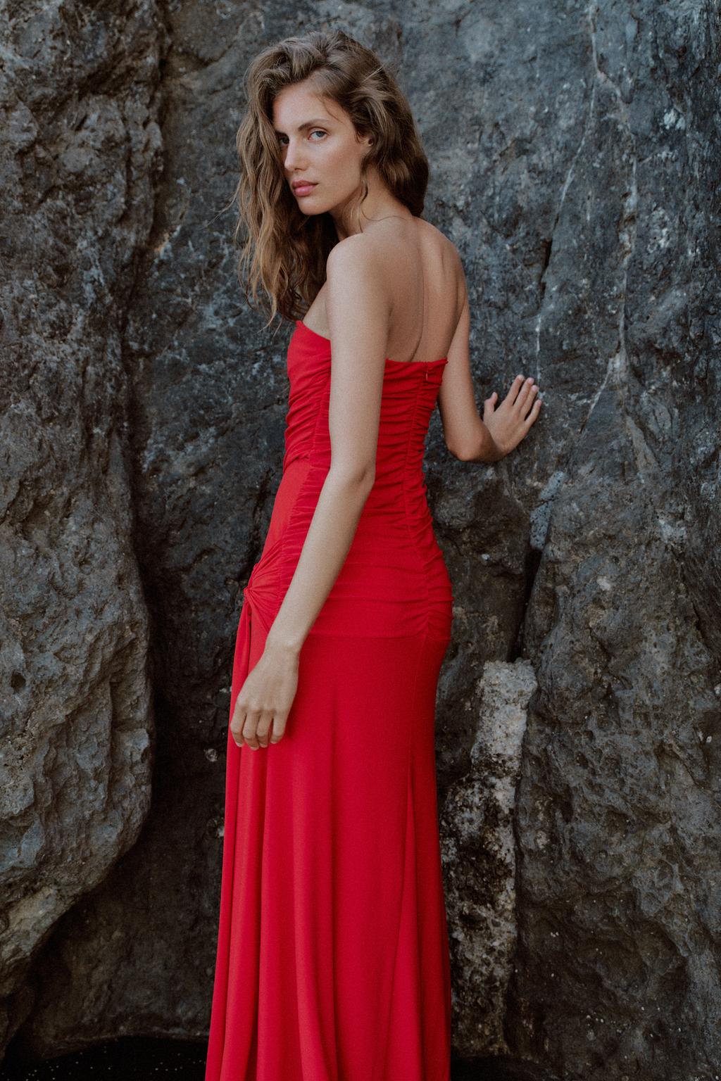 ДЛИННОЕ ПЛАТЬЕ СО СБОРКАМИ