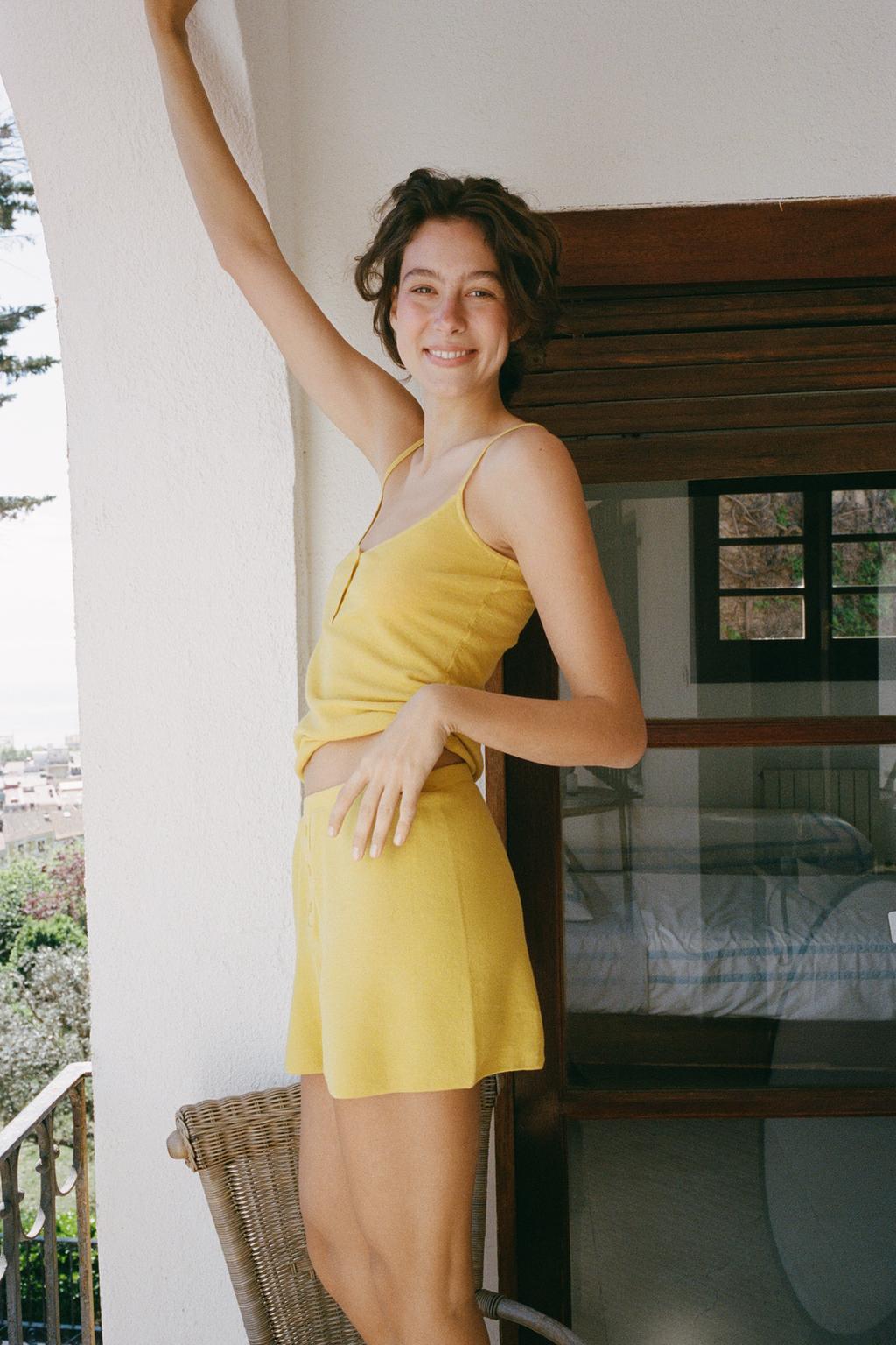 ТРИКОТАЖНЫЙ ТОП НА БРЕТЕЛЯХ