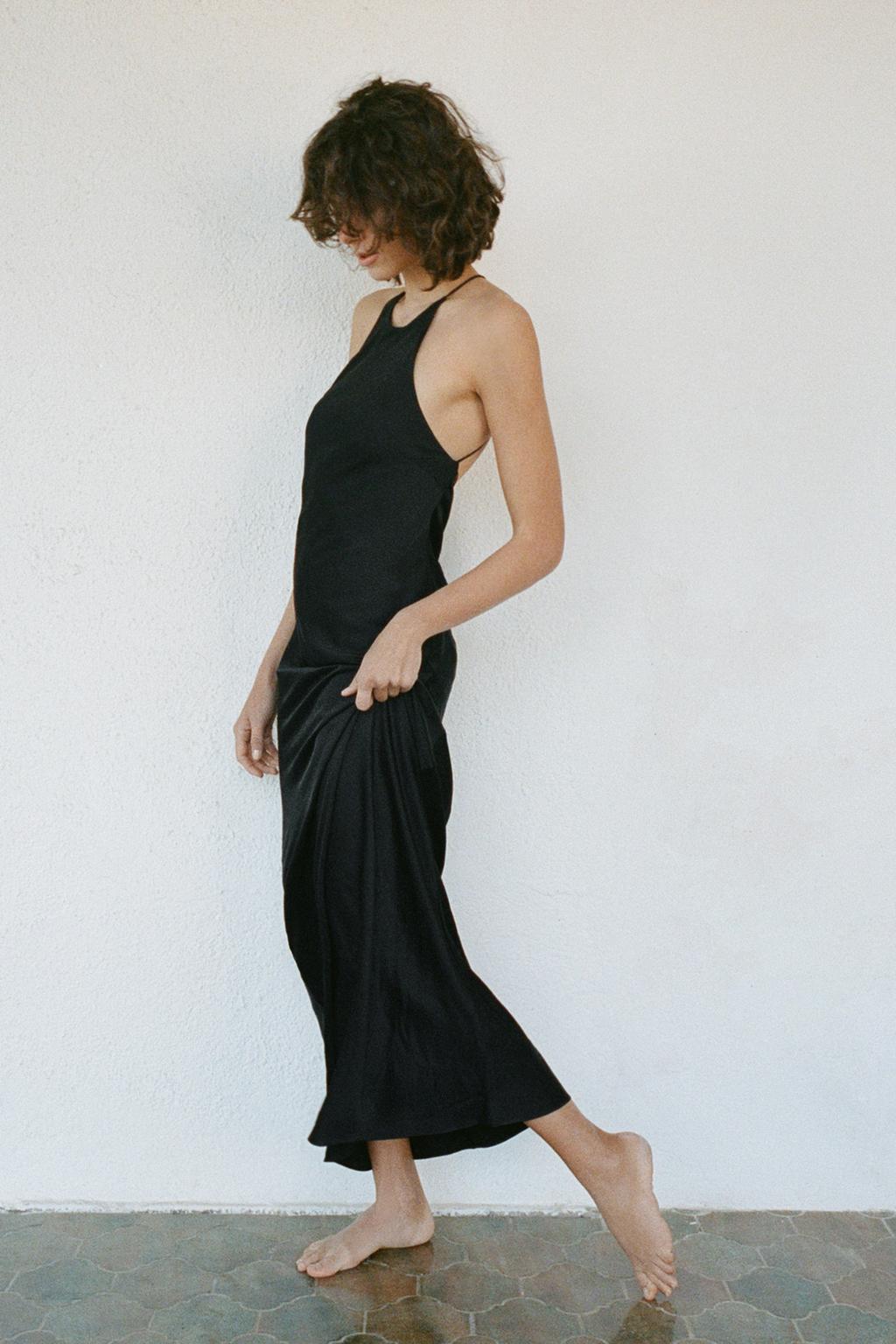 ДЛИННОЕ ПЛАТЬЕ В БЕЛЬЕВОМ СТИЛЕ С УЗЛОМ НА СПИНЕ