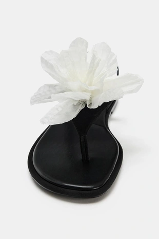 Сандалии на плоской подошве с цветком- Заказать в России