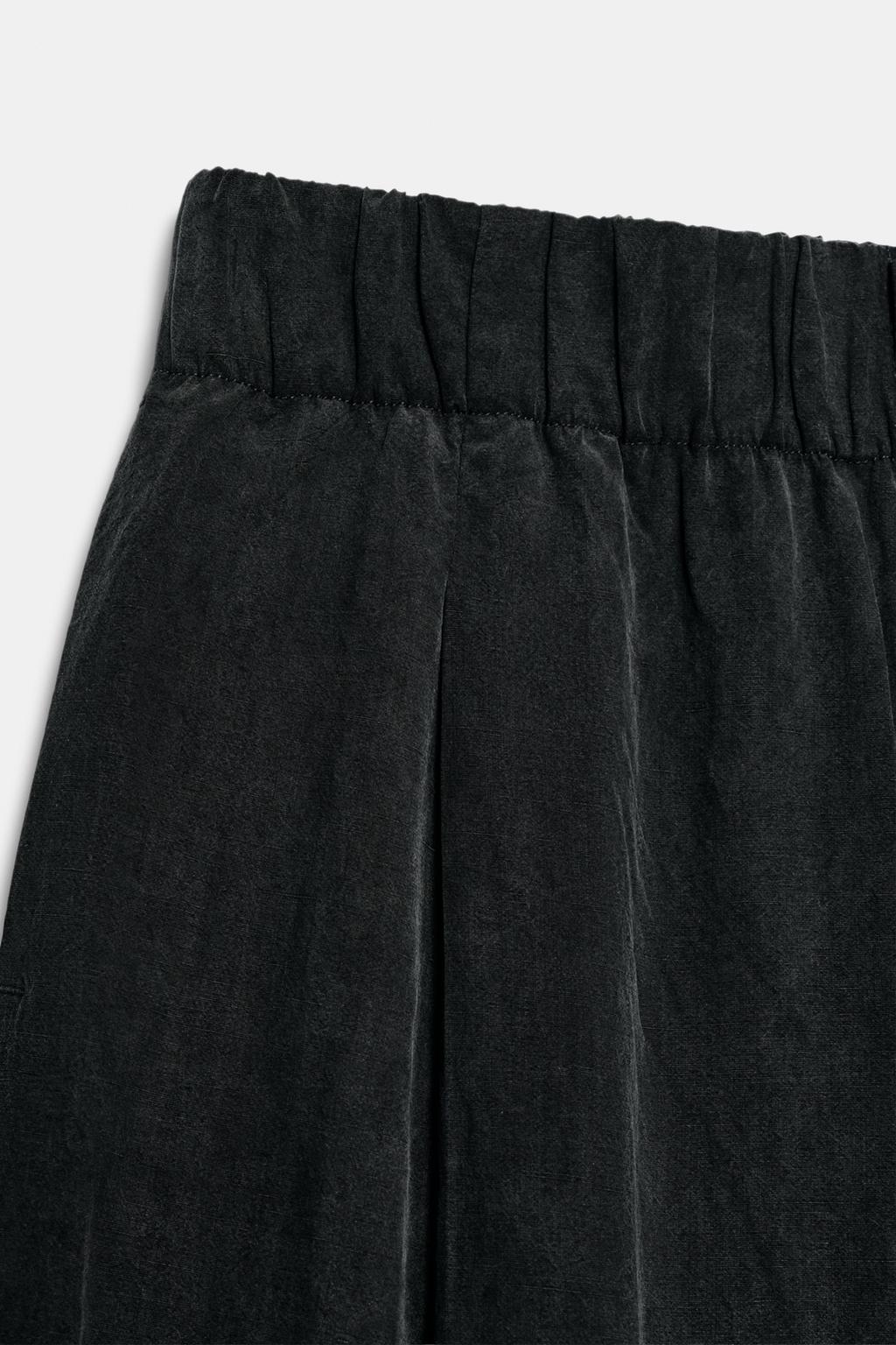 УКОРОЧЕННЫЕ СТРУЯЩИЕСЯ БРЮКИ