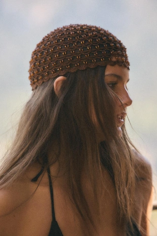 Вязаная шапка-шлем с бусинами- Заказать в России
