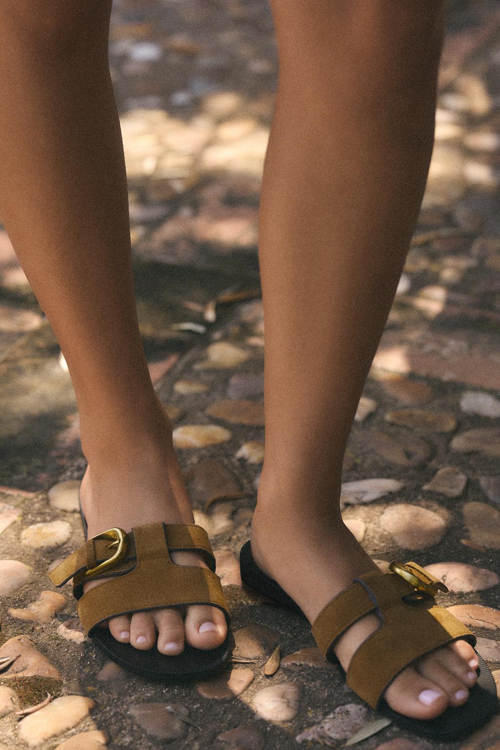 САНДАЛИИ ИЗ ЗАМШИ С ПРЯЖКОЙ