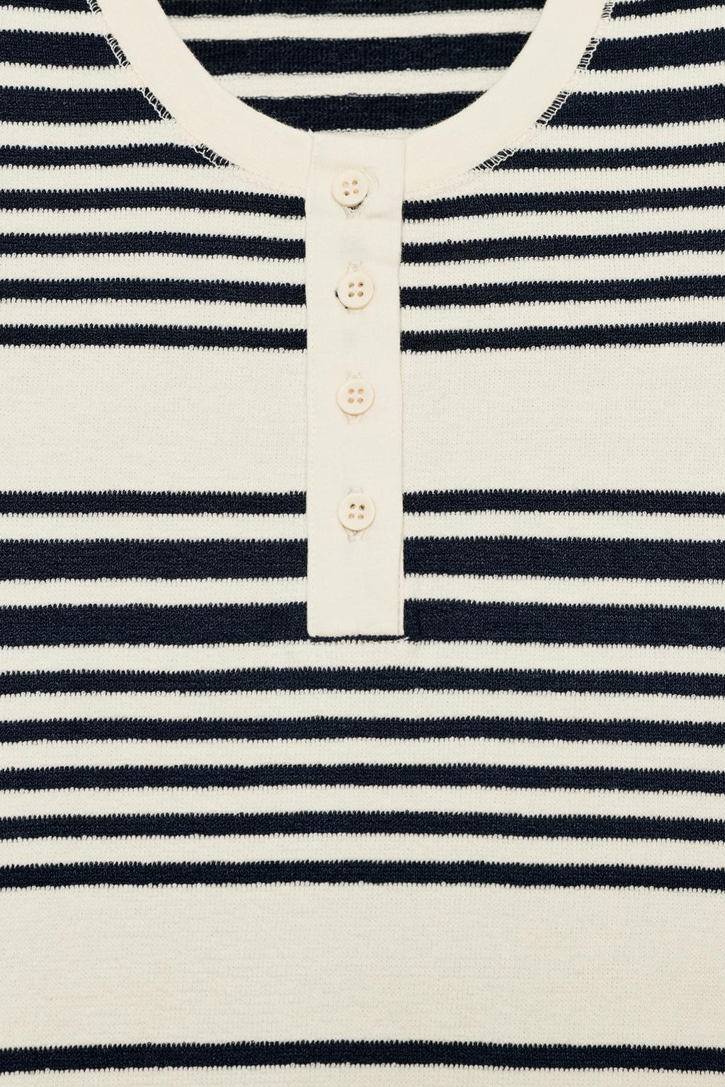 ФУТБОЛКА С ВОРОТНИКОМ НА ПУГОВИЦАХ В ПОЛОСКУ