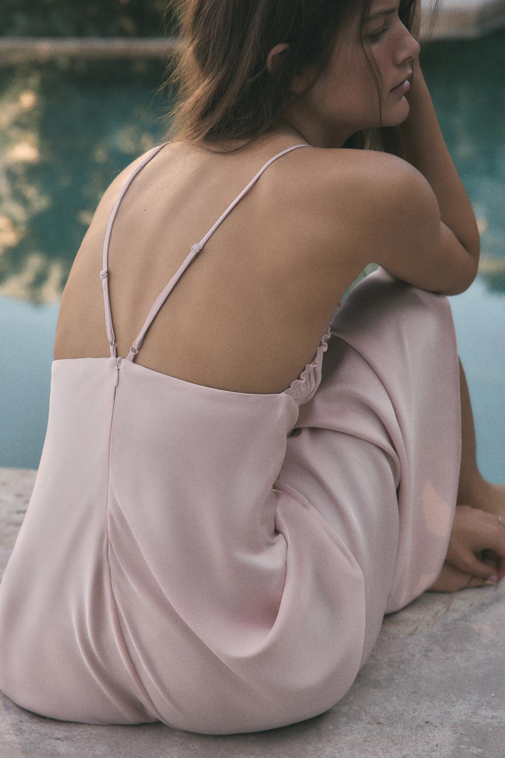 АТЛАСНОЕ ПЛАТЬЕ МИДИ СО СБОРКАМИ