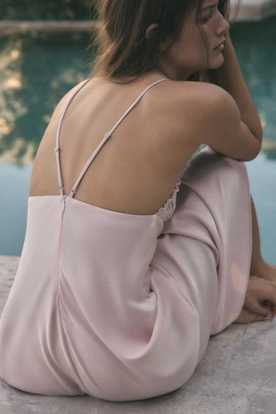 Атласное платье миди со сборками- Заказать в России