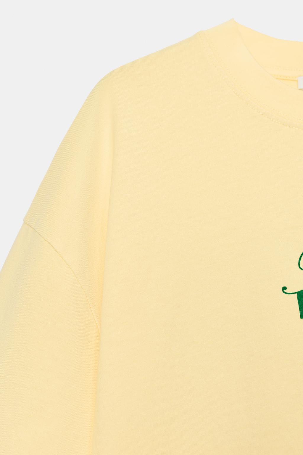 ФУТБОЛКА ИЗ ТКАНИ С ЭФФЕКТОМ ПОТЕРТОСТИ С НАДПИСЬЮ