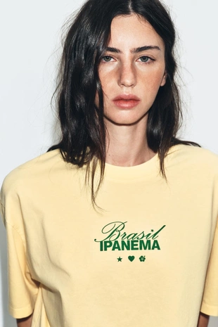 Футболка из ткани с эффектом потертости с надписью- Заказать в России