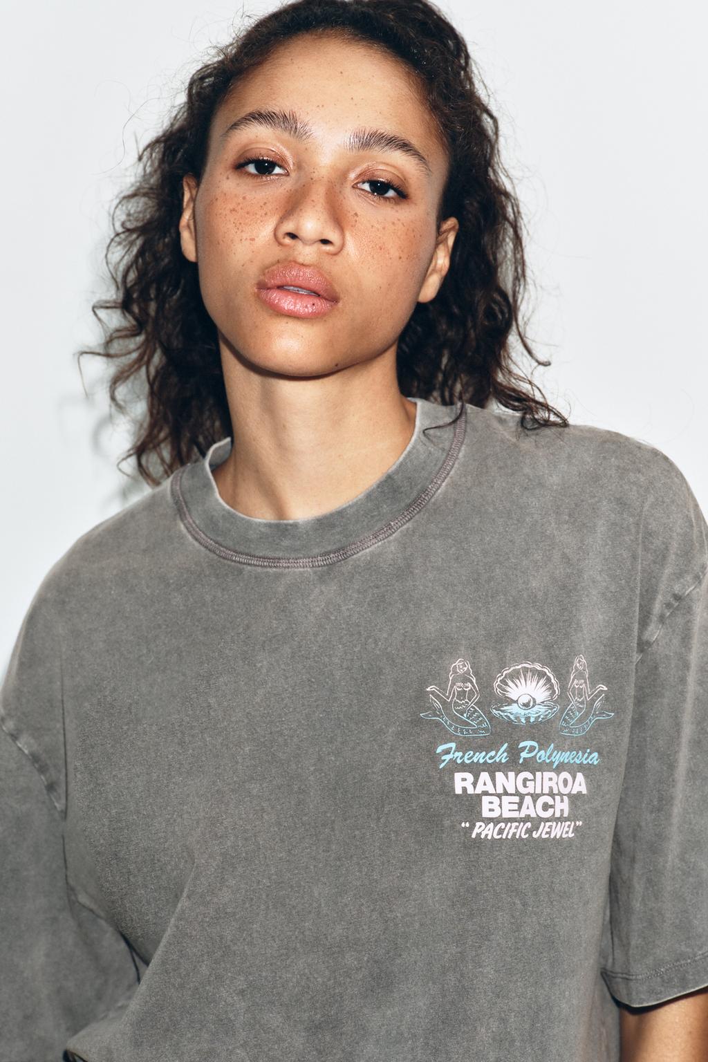 ФУТБОЛКА ИЗ ТКАНИ С ЭФФЕКТОМ ПОТЕРТОСТИ С НАДПИСЬЮ