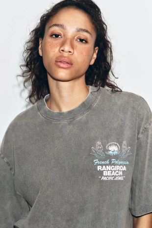 Футболка из ткани с эффектом потертости с надписью- Заказать в России