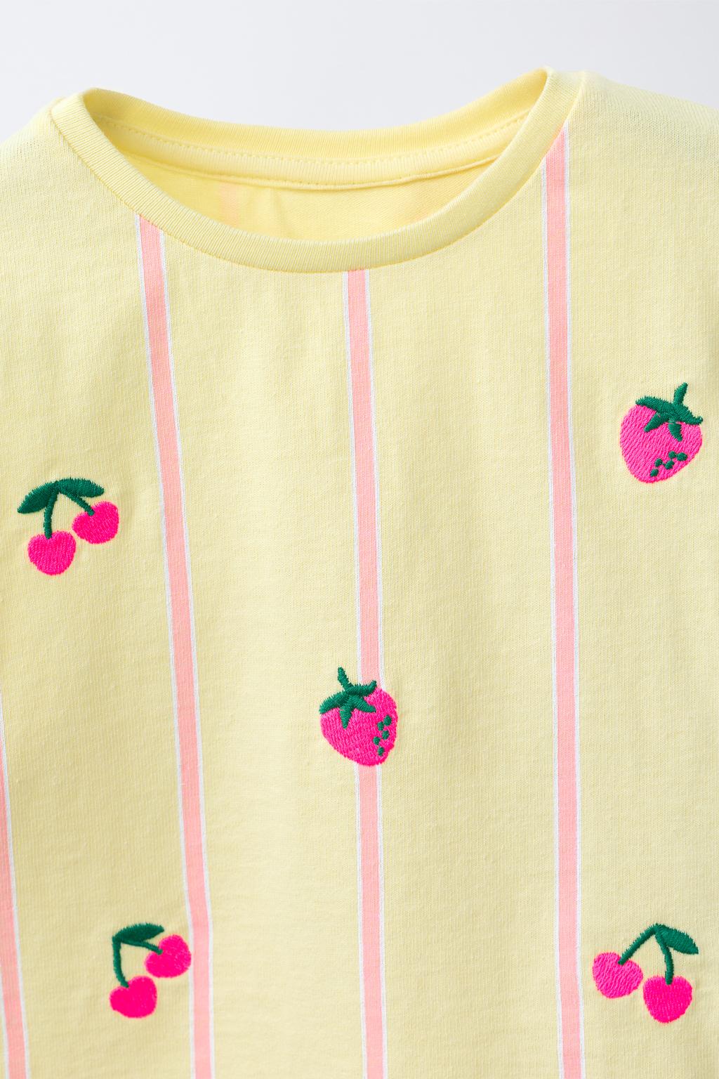 КОМПЛЕКТ ИЗ ФУТБОЛКИ И ШОРТОВ В ПОЛОСКУ С ВЫШИВКОЙ ФРУКТОВ