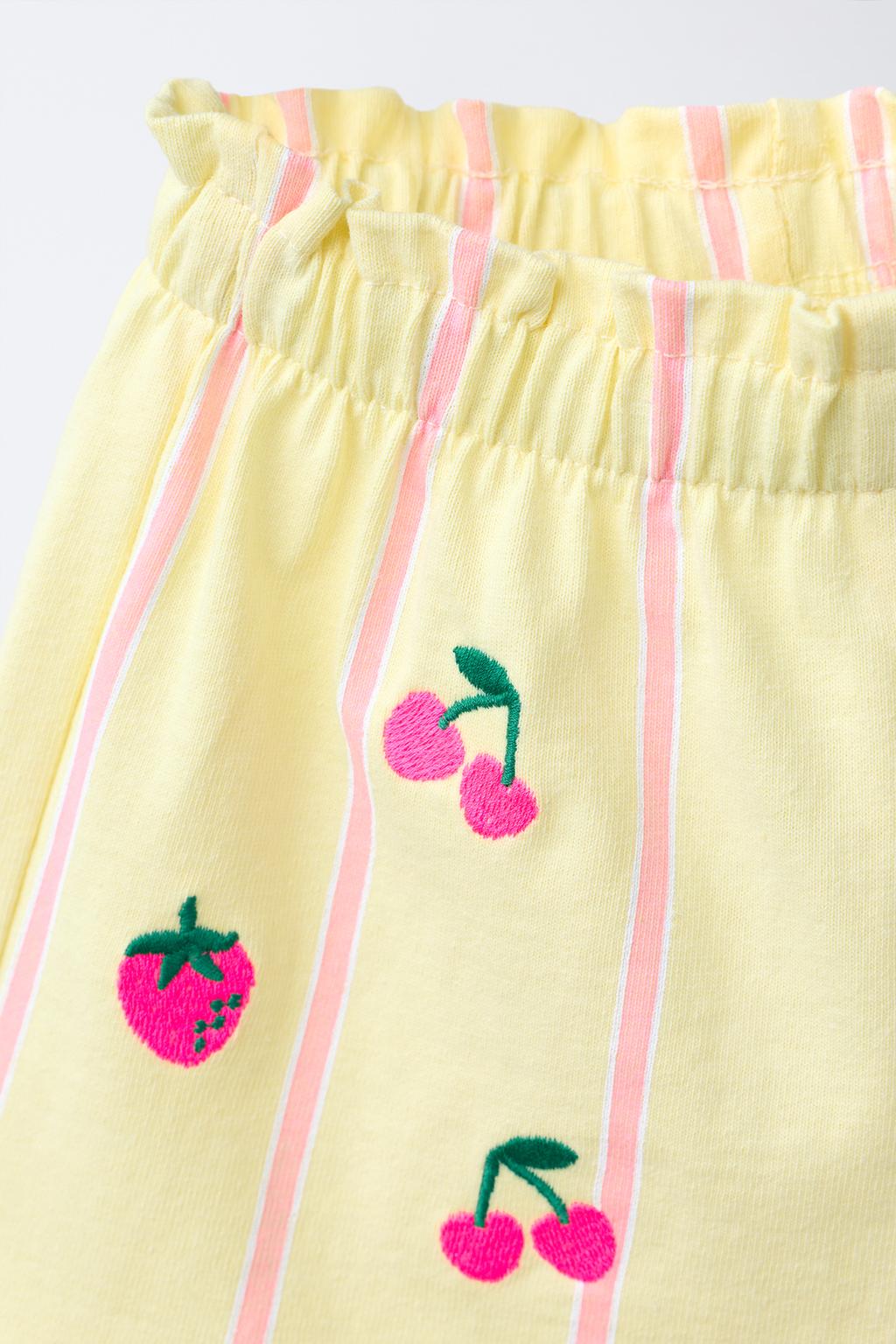 КОМПЛЕКТ ИЗ ФУТБОЛКИ И ШОРТОВ В ПОЛОСКУ С ВЫШИВКОЙ ФРУКТОВ