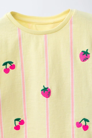 Комплект из футболки и шортов в полоску с вышивкой фруктов