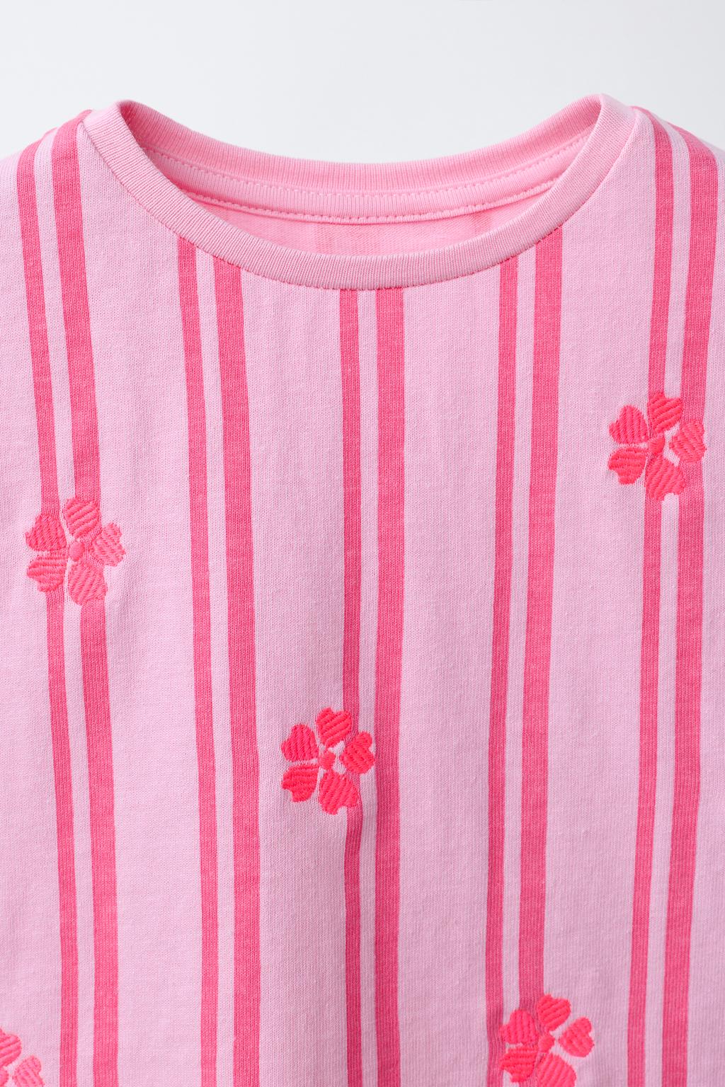 КОМПЛЕКТ ИЗ ФУТБОЛКИ И ШОРТОВ В ПОЛОСКУ С ВЫШИВКОЙ