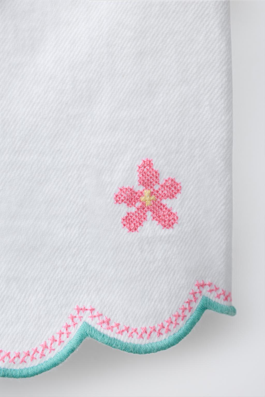 БЕРМУДЫ ИЗ ТВИЛА С ВЫШИВКОЙ КРЕСТИКОМ