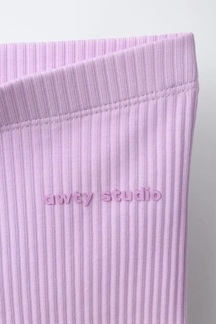 Велосипедные легинсы в рубчик с рельефной надписью