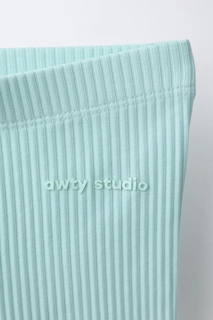 Велосипедные легинсы в рубчик с рельефной надписью