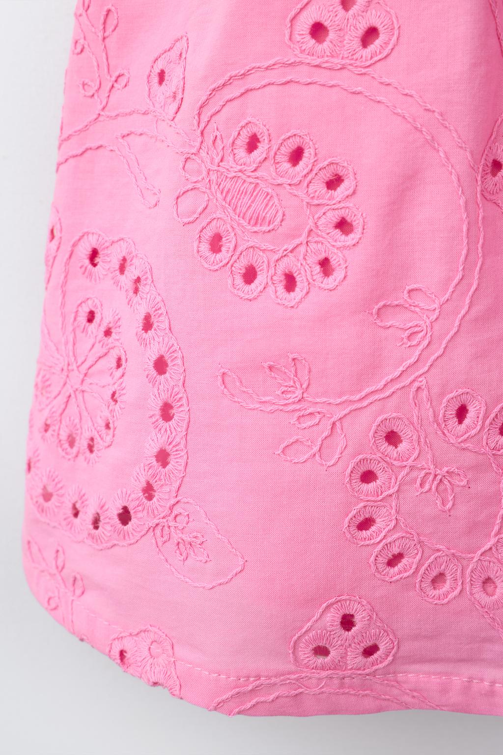 ПЛАТЬЕ ИЗ ВЯЗАНОГО КРЮЧКОМ ПОЛОТНА С ЦВЕТОЧНЫМ УЗОРОМ