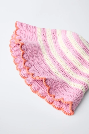 Вязаная крючком шапка в полоску- Заказать в России