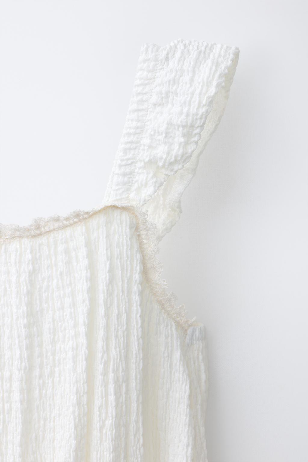 ДЛИННЫЙ РЕЛЬЕФНЫЙ КОМБИНЕЗОН С ВОЛАНАМИ