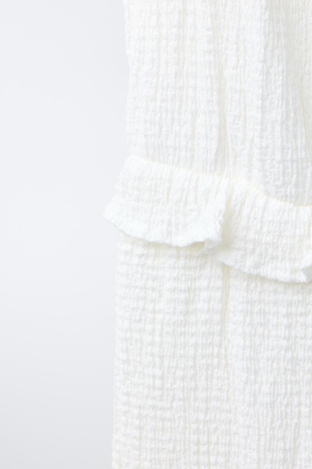 ДЛИННЫЙ РЕЛЬЕФНЫЙ КОМБИНЕЗОН С ВОЛАНАМИ