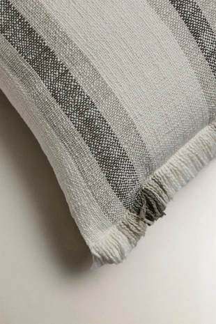 Декоративная подушка с бахромой