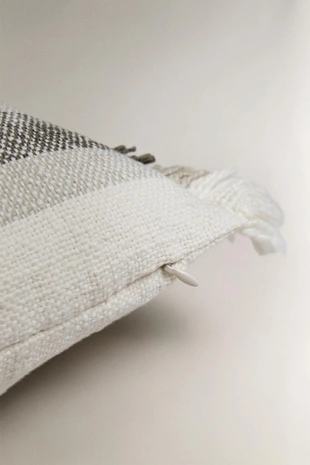 Декоративная подушка с бахромой