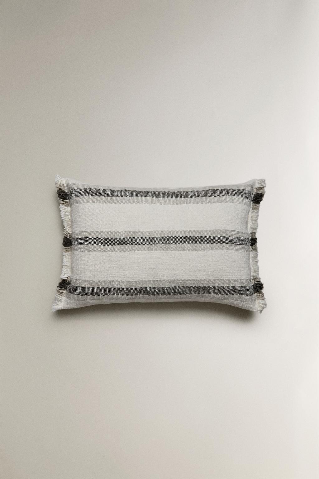 Декоративная подушка с бахромой