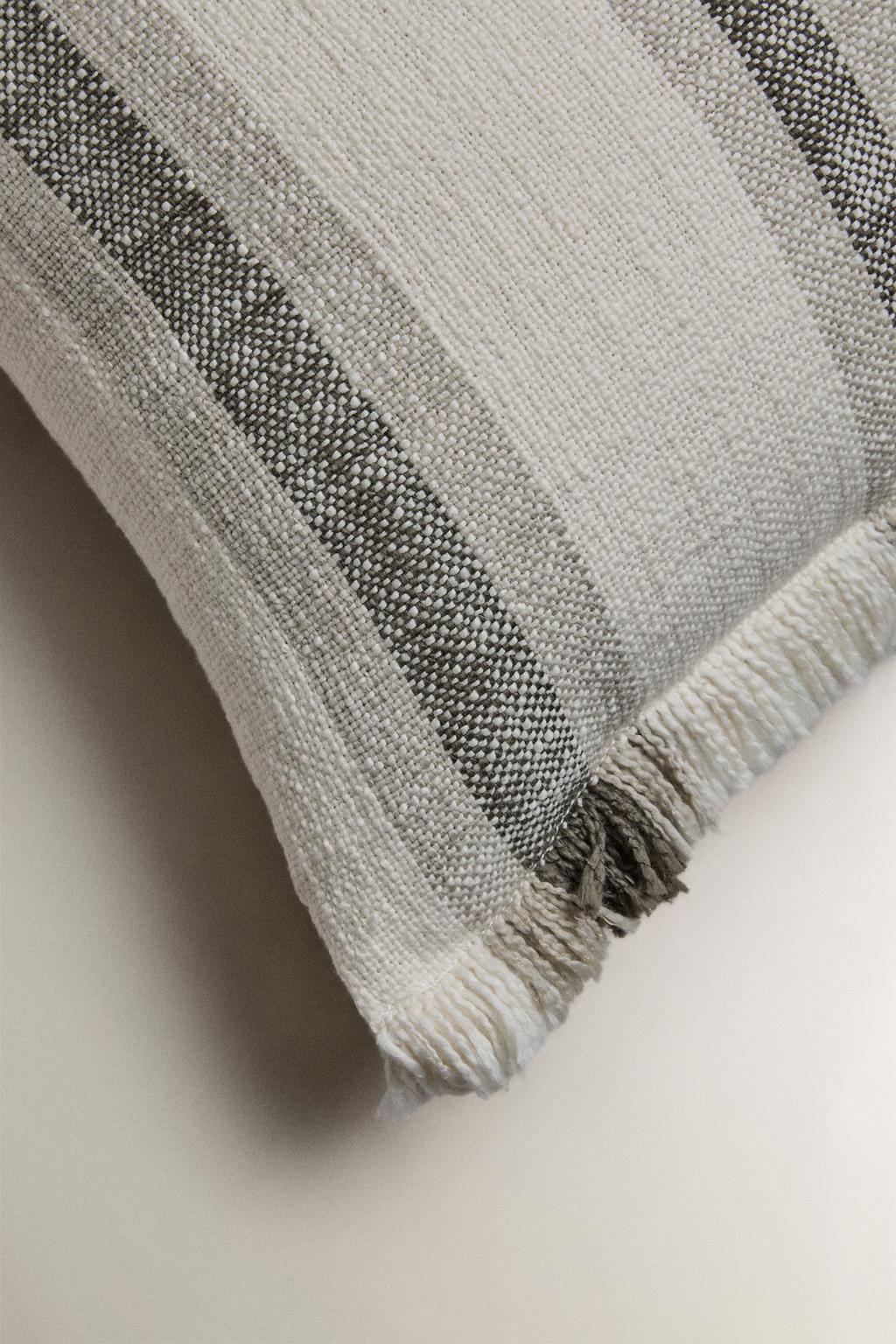 Декоративная подушка с бахромой