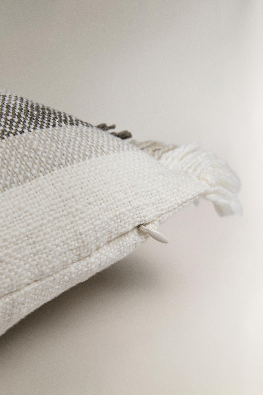 Декоративная подушка с бахромой