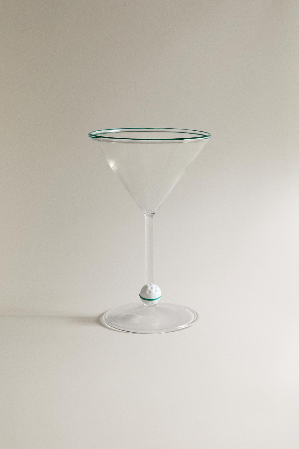 Коктейльное стекло с мячом для гольфа