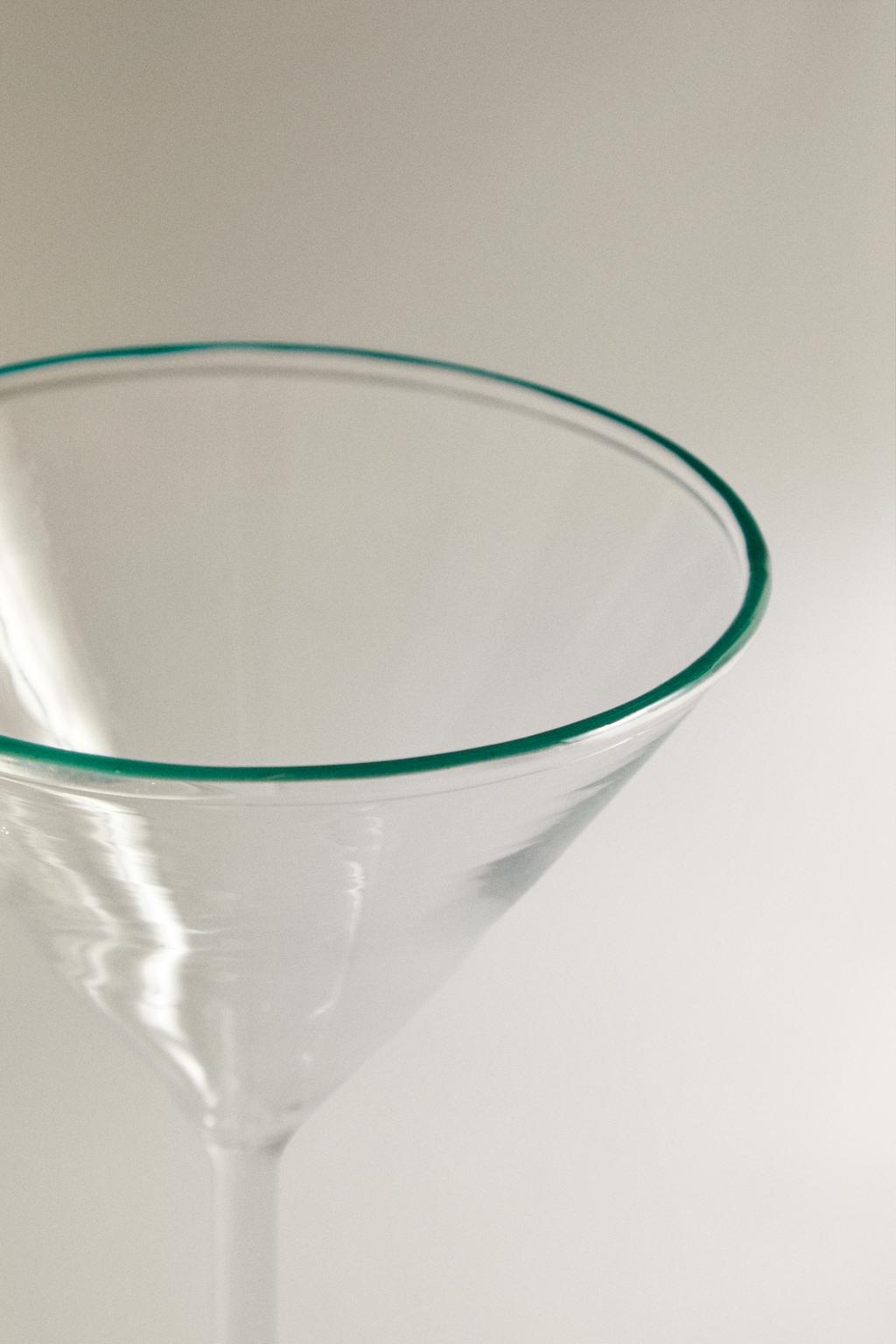 Коктейльное стекло с мячом для гольфа