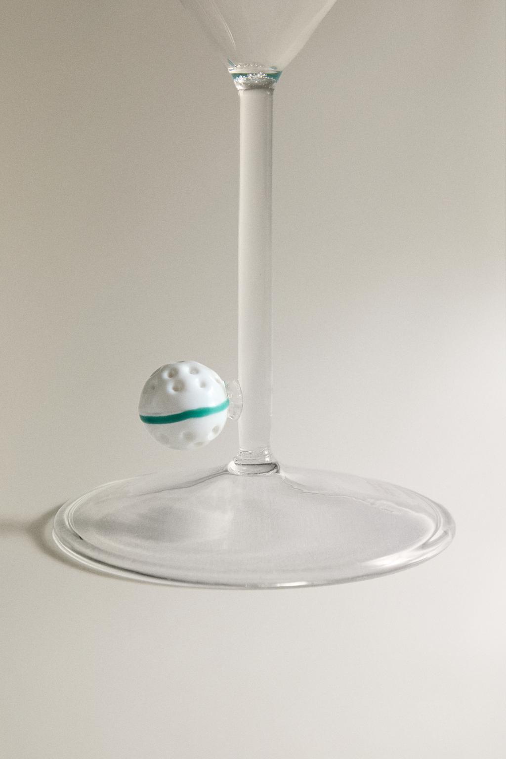 Коктейльное стекло с мячом для гольфа