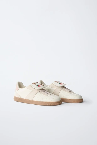 Кроссовки с клапаном и нашивками- Заказать в России