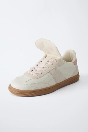 Кроссовки с клапаном и нашивками- Заказать в России