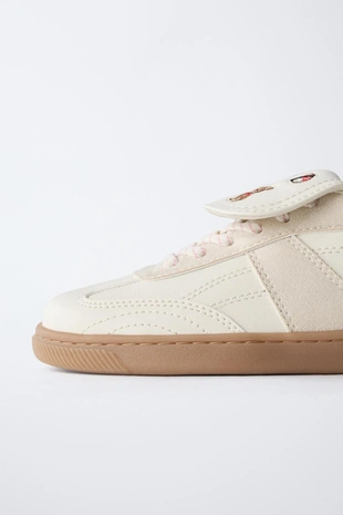 Кроссовки с клапаном и нашивками- Заказать в России