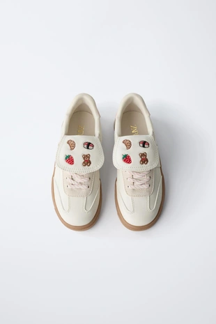 Кроссовки с клапаном и нашивками- Заказать в России