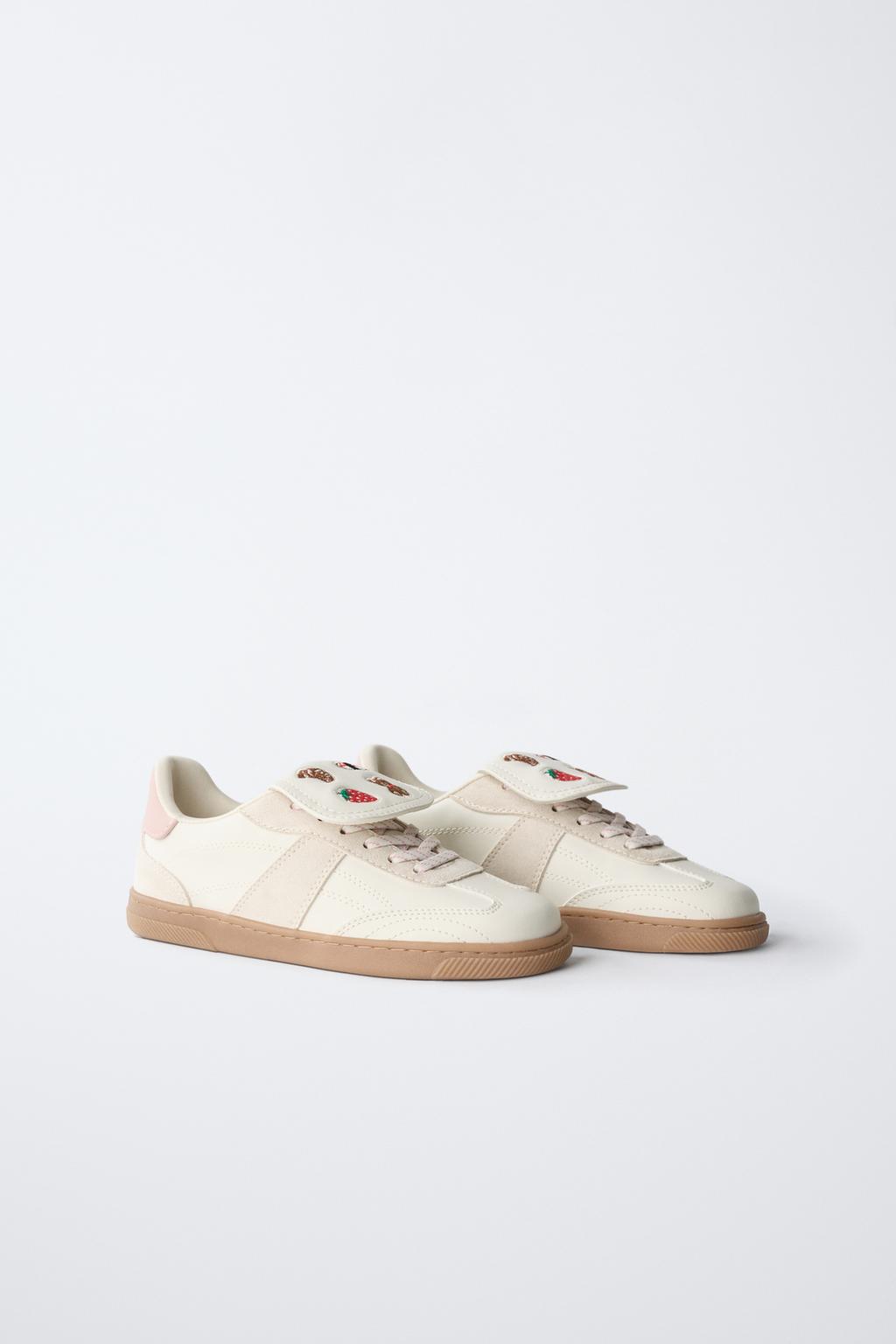 КРОССОВКИ С КЛАПАНОМ И НАШИВКАМИ