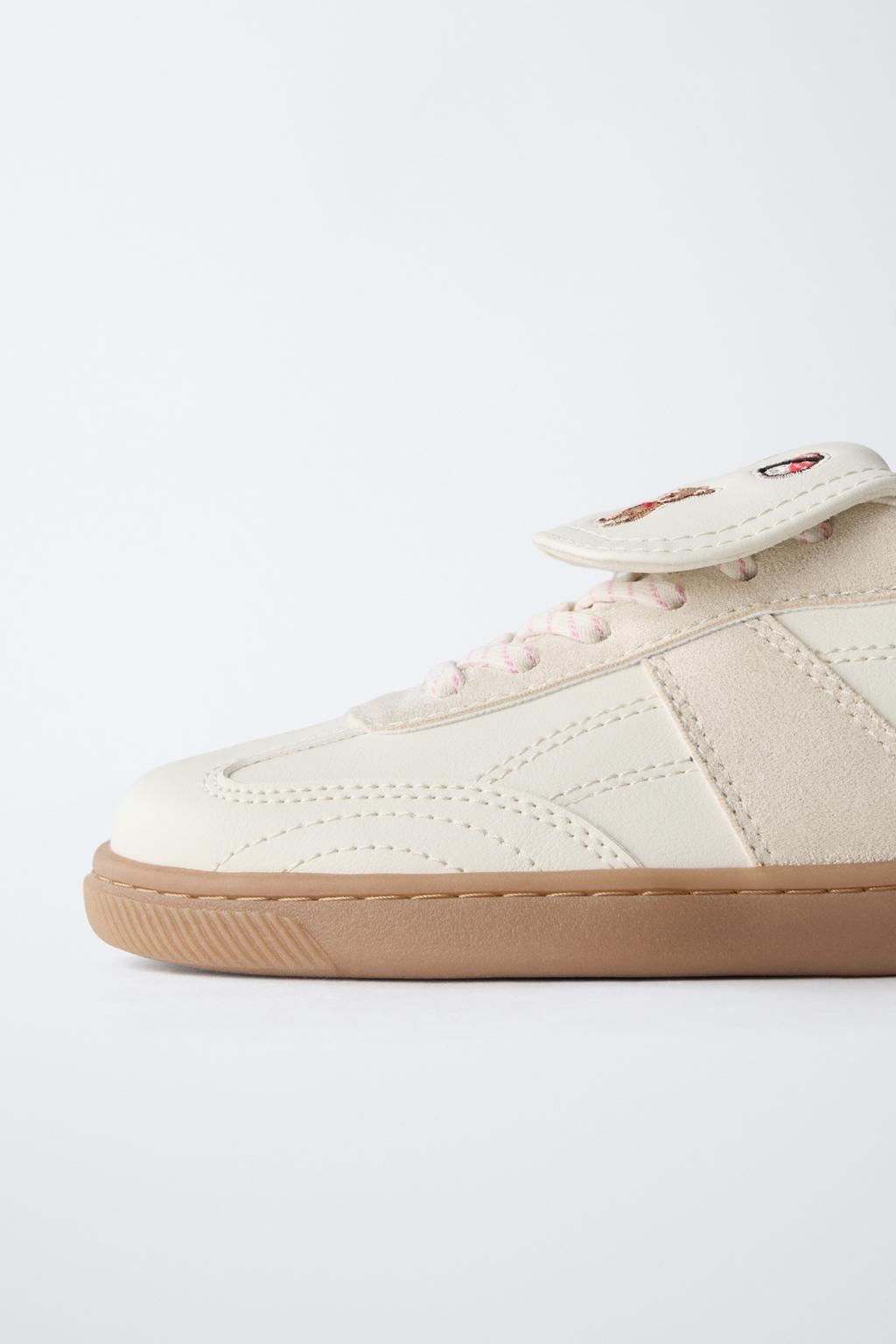 КРОССОВКИ С КЛАПАНОМ И НАШИВКАМИ