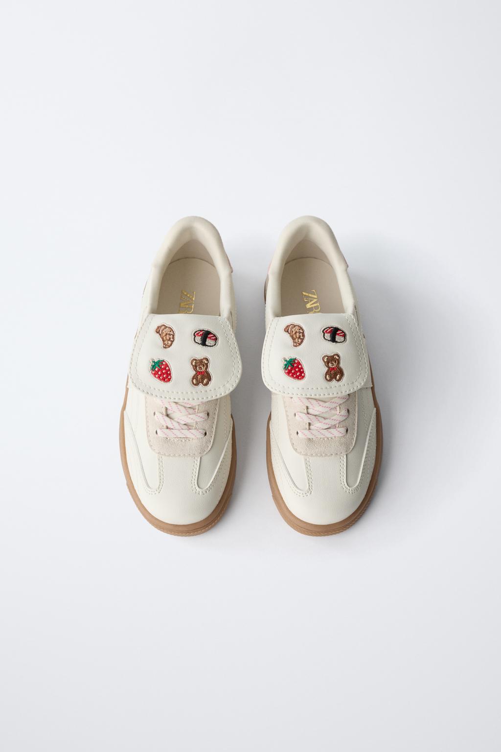 КРОССОВКИ С КЛАПАНОМ И НАШИВКАМИ