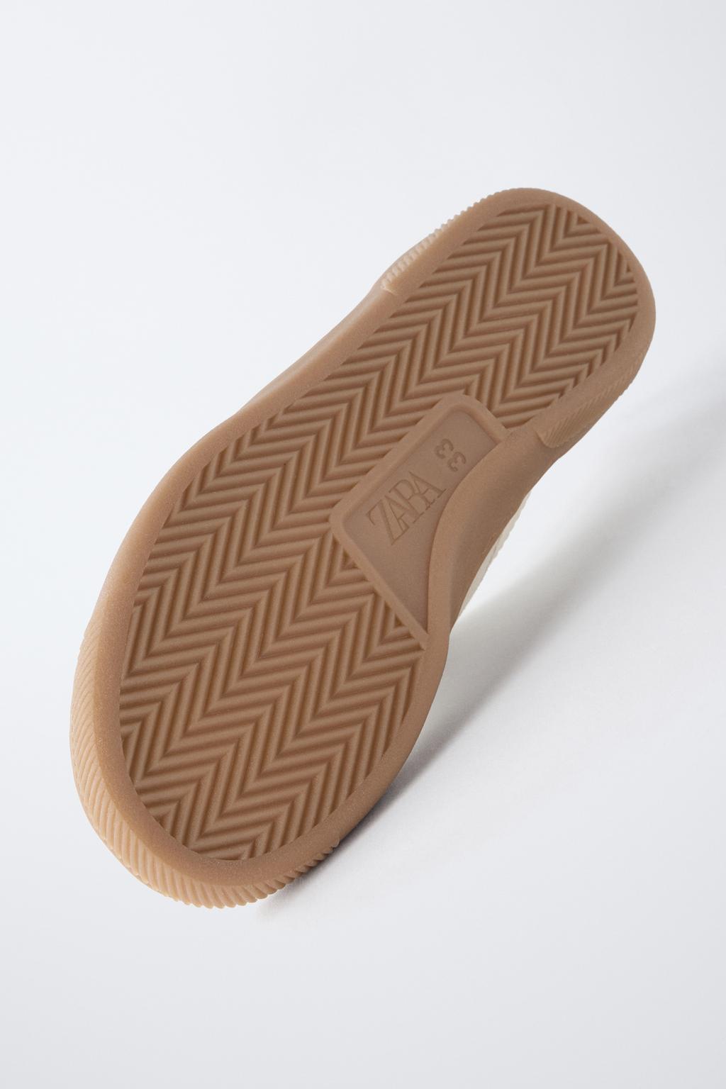 КРОССОВКИ С КЛАПАНОМ И НАШИВКАМИ