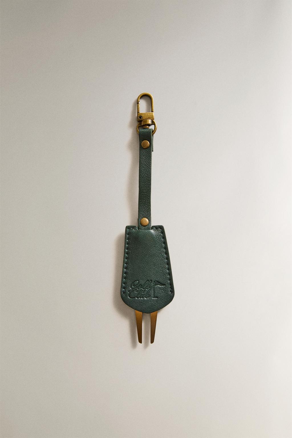 Инструмент для лечения повреждений газона на поле для гольфа