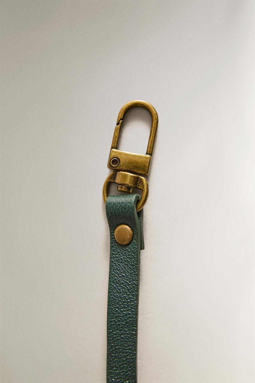 Инструмент для лечения повреждений газона на поле для гольфа