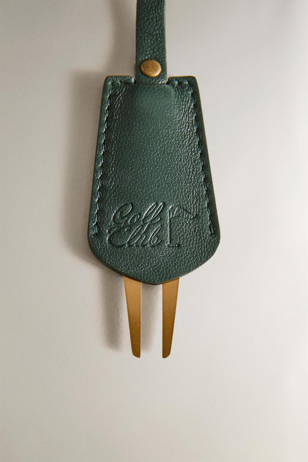 Инструмент для лечения повреждений газона на поле для гольфа