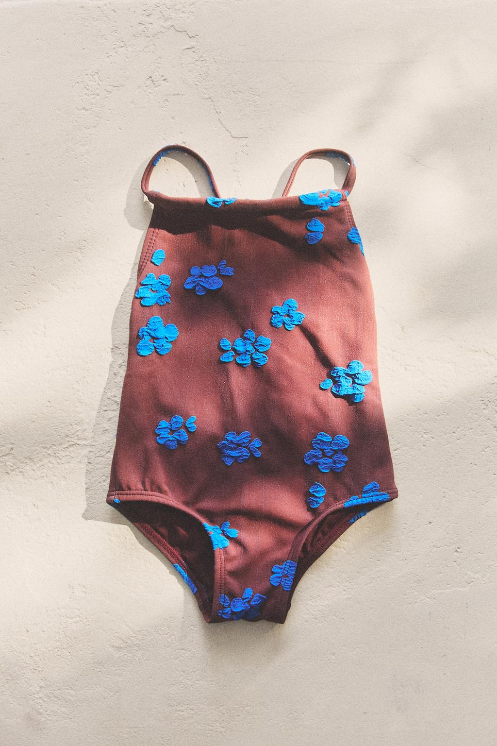 Детский купальник в цветочном рисунке