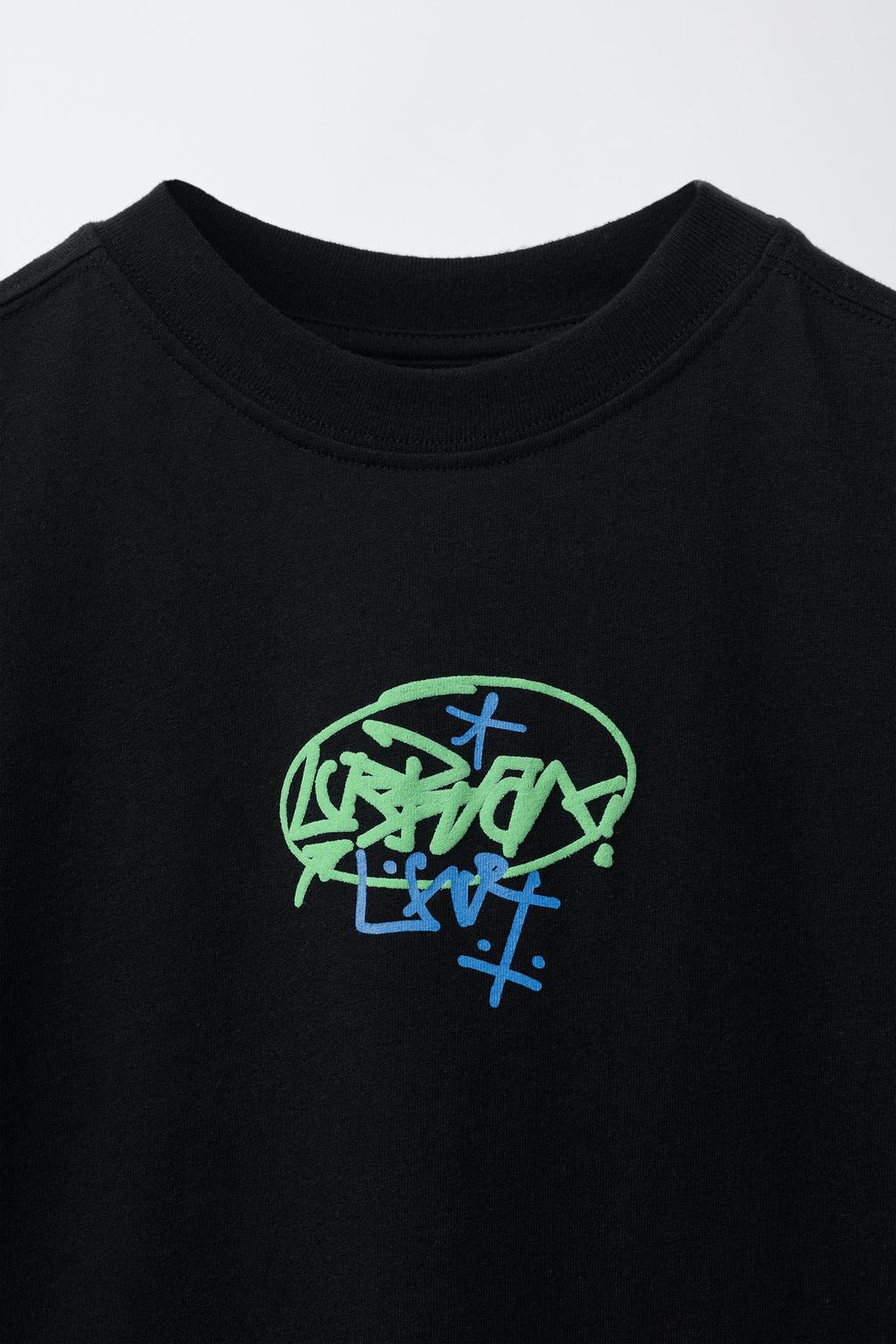 ФУТБОЛКА С ПРИНТОМ В СТИЛЕ ГРАФФИТИ